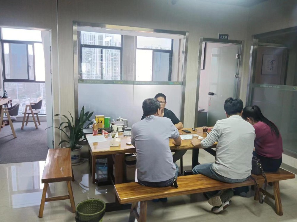 汇优城新篇章：峰景康居迎来张姐与赖总加盟，共创辉煌未来！